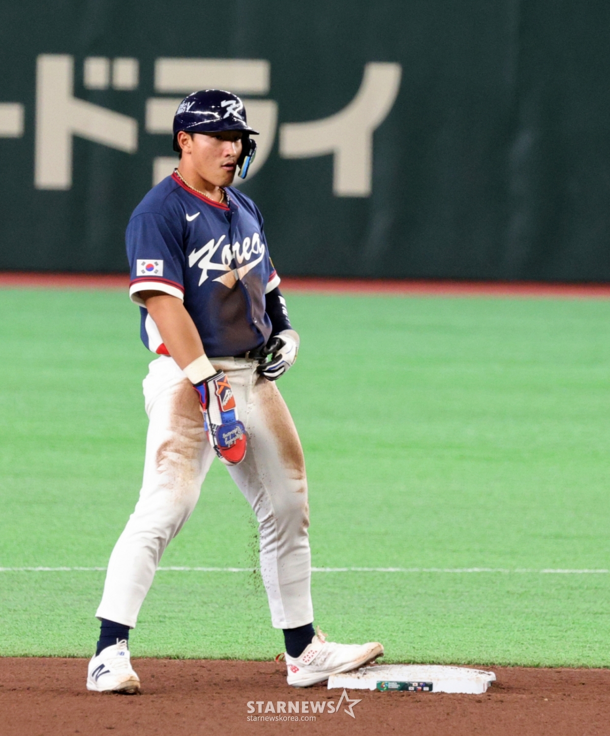 アン·ヒョンミンが3月9日、東京ドームで行われた2026WBC東京POOL大韓民国と豪州試合の5回表、2死1塁のムン·ボギョン打席の時、2塁盗塁に成功している。 /写真=姜永祚(カン·ヨンジョ)先任記者