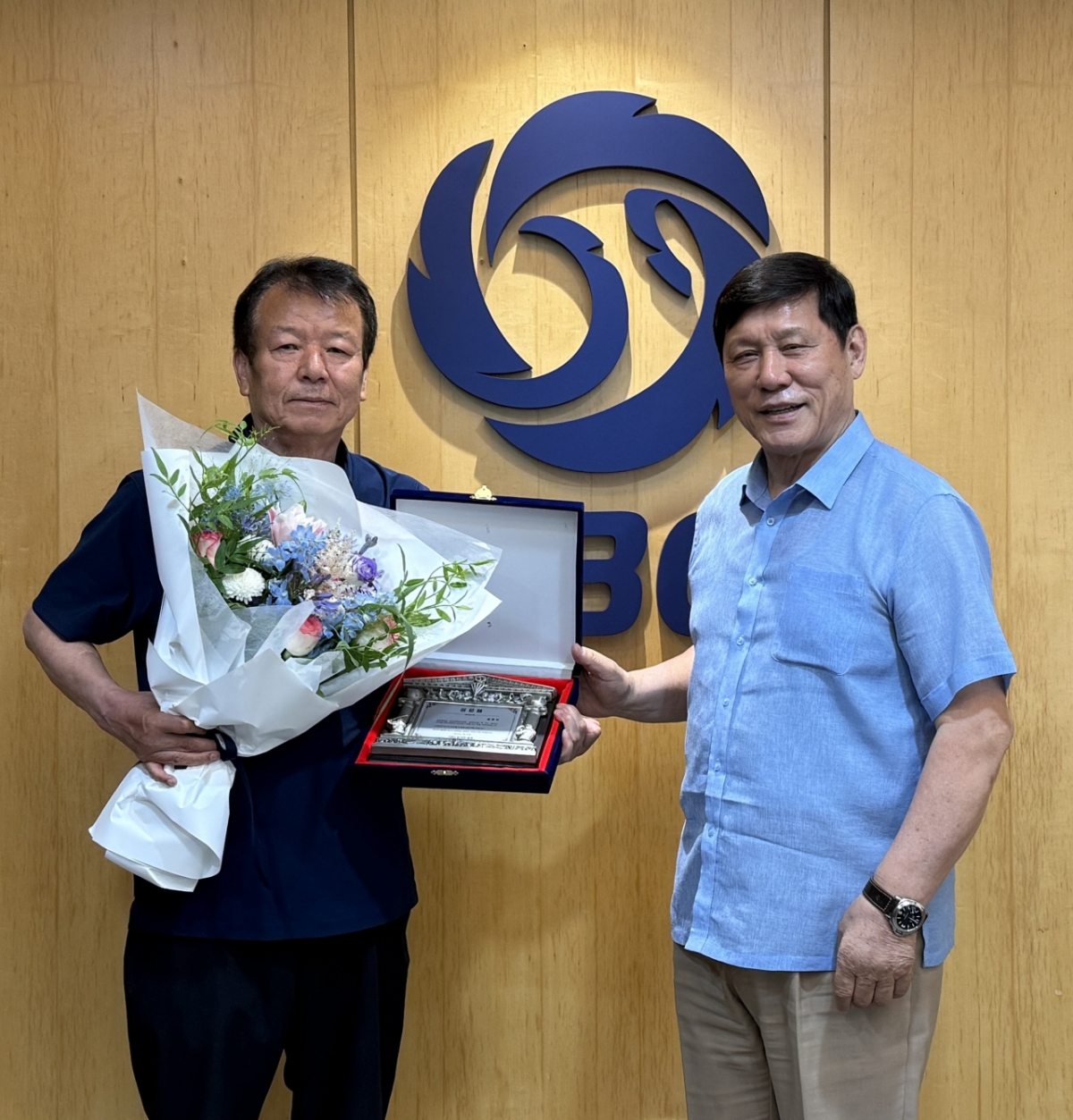 Kim Ho-in (left), head of the Baseball Umpire School, and Heo Koo-yeon, KBO President. /Photo=KBO