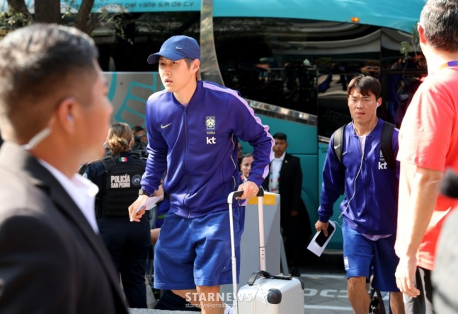 The South Korean national football team, set to compete in the 2026 North, Central America and Caribbean Cup, arrived in Monterrey, Mexico, on the 21st ahead of their trip to South Africa. Players including Lee Kang-in and Oh Hyeon-gyu entered the team's hotel amid cheers from fans. /Photo=Chief correspondent Kim Jin-kyung.