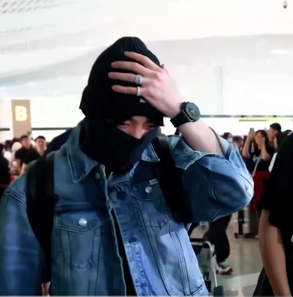 =得知 정국이国在机场没带耳机后惊慌失措的场面。