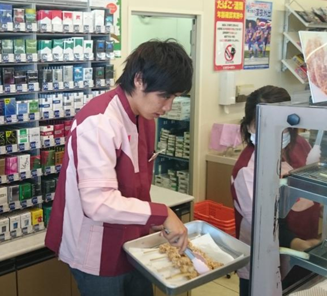 Junya Ito participated in a convenience store training session during his time at Vissel Kobe. /Photo=Twitter (X) screenshot