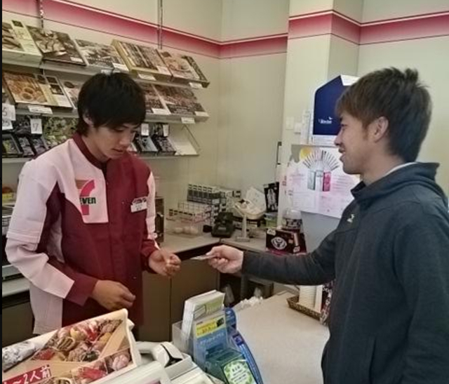 Junya Ito (left) at the convenience store. /Photo=Twitter (X) screenshot