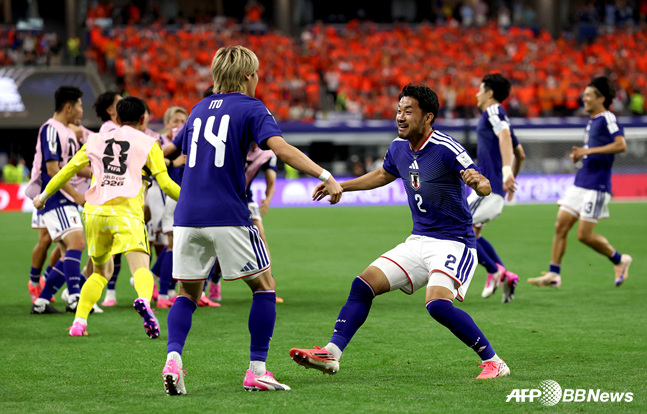Junya Ito (left) celebrating his goal. /AFPBBNews=NEWS1