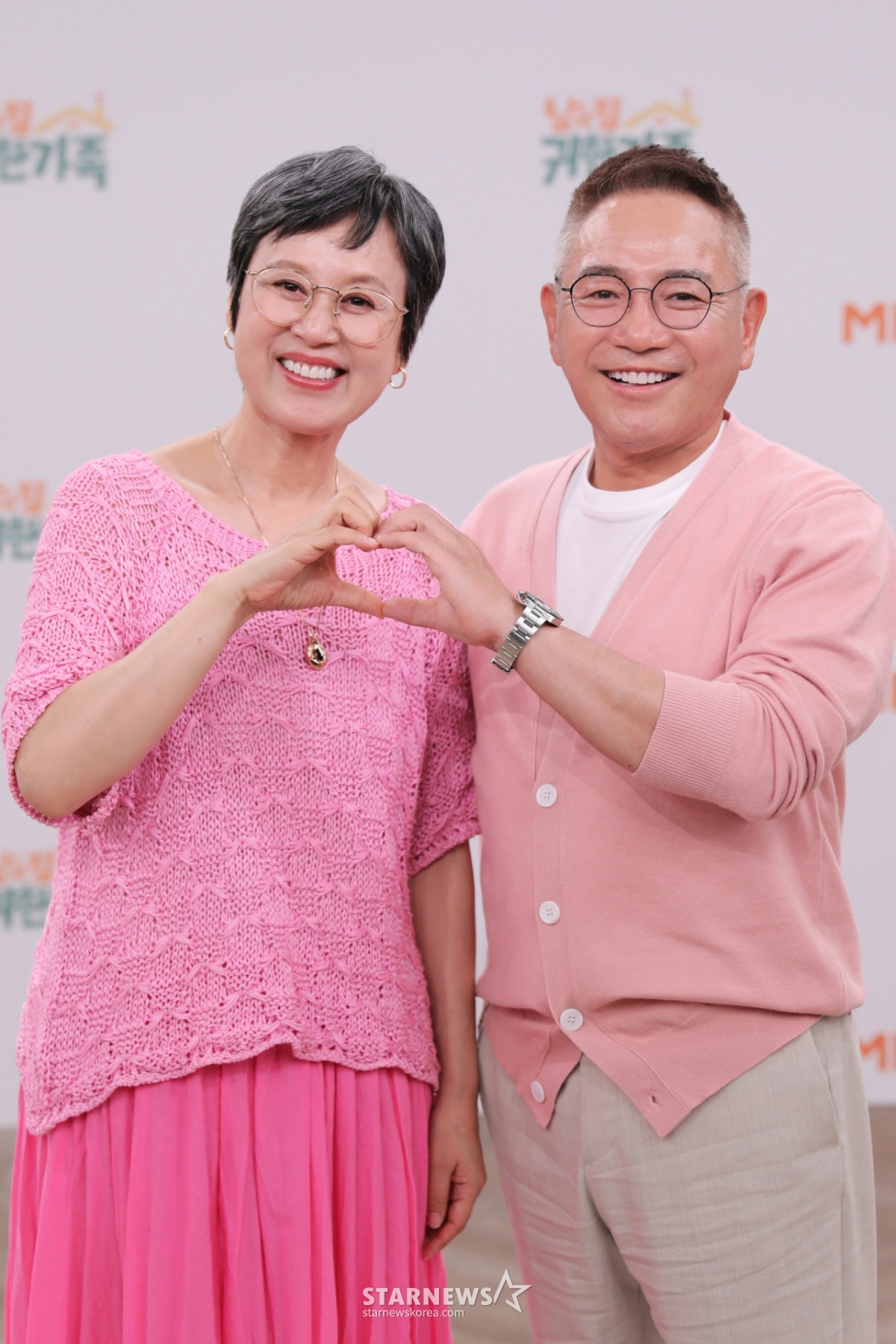 La comediante Park Mi-seon y el comediante Lee Bong-won posan durante la presentación en línea del programa de entretenimiento de MBN «La familia preciosa de otra casa», celebrada el día 2. /Foto proporcionada por MBN /foto=Kim Hwi-seon hwijpg@
