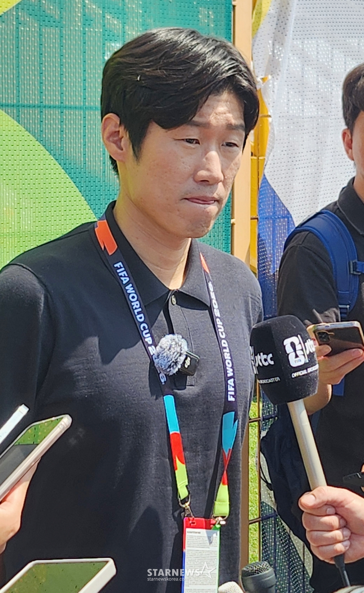 2026年北中米ワールドカップ(W杯)に出場した大韓民国サッカー国家代表チームが、南アフリカ戦を翌日に控えた23日、メキシコ·モンテレイのユニバーシティ·スタティウムで練習を行った。 朴智星(パク·チソン)解説委員が取材陣にインタビューしている。 /写真=キム·ジンギョン待機者