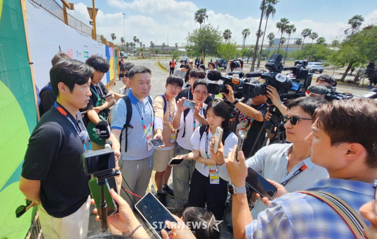 The South Korean national football team, competing in the 2026 North, Central America and Caribbean World Cup, held training at the University Stadium in Monterrey, Mexico, on the 23rd, one day before their match against South Africa. Commentator Park Ji-sung is giving an interview to reporters./Photo=Chief correspondent Kim Jin-kyung