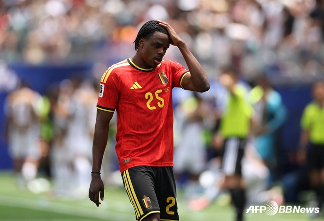Belgian defender Nathan Aké is seen expressing regret after being sent off during the Group Stage match against Iran on the 22nd. /AFPBBNews=NEWS1