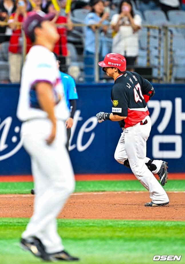 KIA's Na Sung-beom (right) rounds the bases after hitting a two-run home run off Kiwoom's starting pitcher Park Jun-hyun (left) in the bottom of the 3rd inning on the 23rd. /Photo=OSEN
