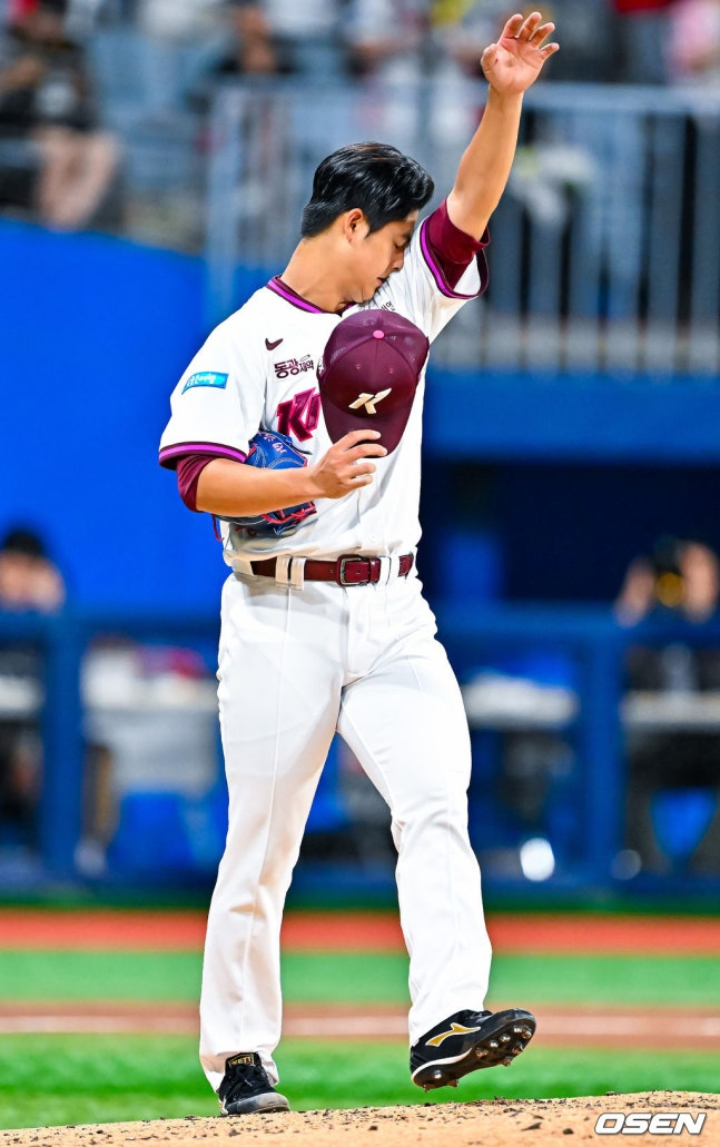 Park Jun-hyun wipes sweat while facing Na Sung-beom with two outs and runners on first and second base in the bottom of the 5th inning of the KIA game on the 23rd. /Photo=OSEN