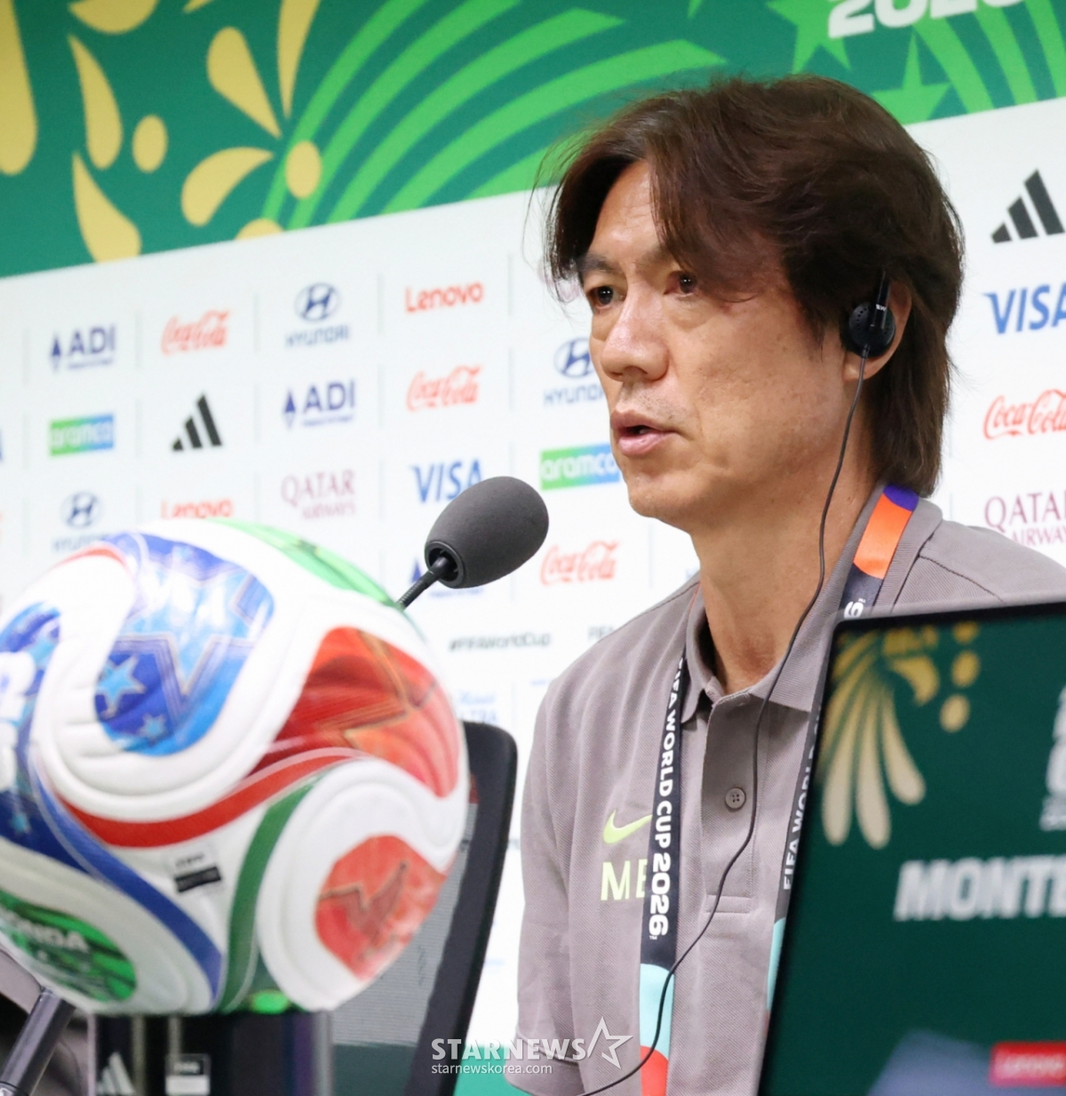 The South Korean national football team, competing in the 2026 CONCACAF World Cup, held an official press conference on the 23rd at Estadio BBVA in Monterrey, Mexico, one day before the match against South Africa. Coach Hong Myung-bo answers reporters' questions /Photo=Chief correspondent Kim Jin-kyung