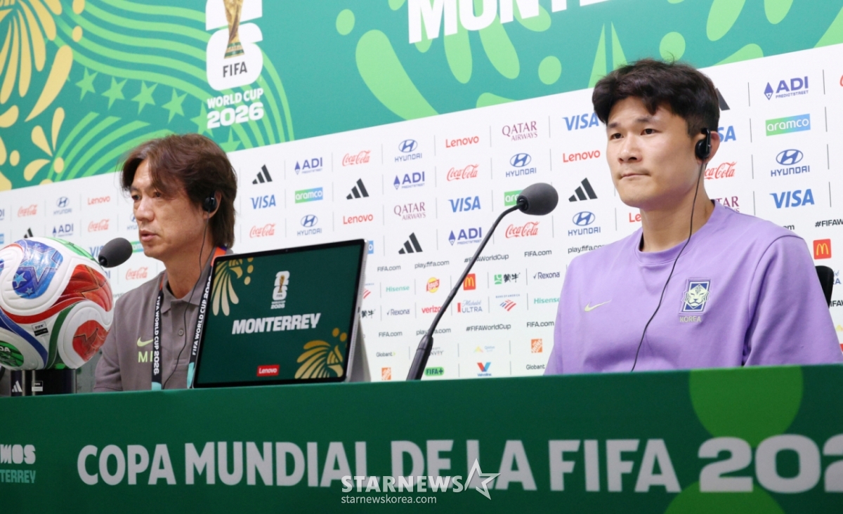 El equipo nacional de fútbol de Corea del Sur, que participará en la Copa Mundial de la Concacaf de 2026, celebró una rueda de prensa oficial el día 23 en el Estadio BBVA de Monterrey, México, un día antes de su partido contra Sudáfrica. El entrenador Hong Myung-bo y Kim Min-jae respondieron a las preguntas de los periodistas. /Foto=corresponsal jefe Kim Jin-kyung