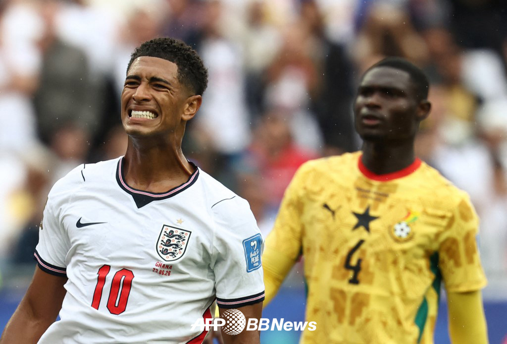 Jude Bellingham (izquierda) de la selección inglesa de fútbol lamenta su fallo en el gol tras el partido del 24 (hora de Corea) en el estadio de Boston, Estados Unidos, correspondiente a la segunda jornada de la fase de grupos del Grupo L de la Copa Mundial de la FIFA 2026 en Norteamérica. /foto=NEWS1