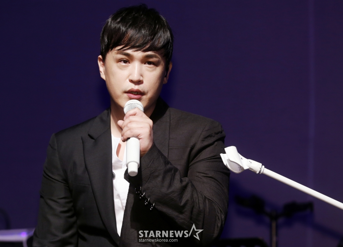Singer Lee Soo at a 2017 mini-album listening session /Photo=Reporter Kim Hwi-seon hwijpg@