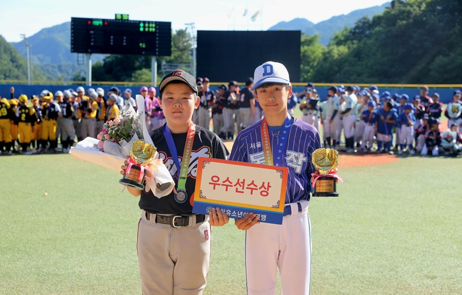 Lee Jae-woo (trái, đội bóng chày thiếu niên Ilsan Giants) và Lee Ji-hyung (đội bóng chày thiếu niên Dongjak Gu). /Ảnh = Liên đoàn bóng chày thiếu niên Hàn Quốc
