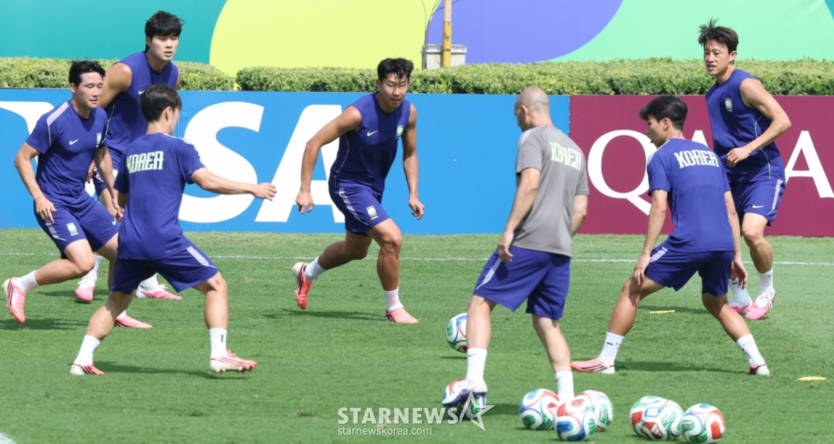 2026年北中米ワールドカップ(W杯)に出場した大韓民国サッカー国家代表チームが、南アフリカ戦を翌日に控えた23日、メキシコ·モンテレイのユニバーシティ·スタティウムで練習を行った。 孫興民をはじめとする選手たちが明るい姿でパッシング練習をしている。 /写真=キム·ジンギョン kim.jinkyung@