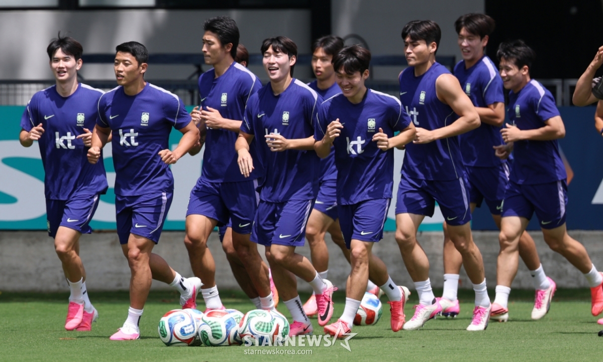 2026年北中米ワールドカップ(W杯)に出場した大韓民国サッカー国家代表チームが19日、メキシコ·グアダラハラのチバス·ベルデ·バジェで回復訓練を行った。 ファン·ヒチャンをはじめとする選手たちがランニングトレーニングをしている。 /写真=キム·ジンギョン待機者