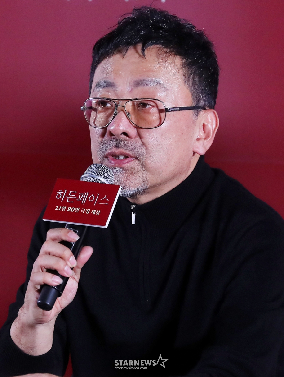 El director Kim Dae-woo asistió el 13 por la tarde a la proyección para la prensa y rueda de prensa de la película 'Hidden Face', celebrada en el Megabox de COEX, edificio Samsung, en el distrito de Gangnam, Seúl, donde pronunció unas palabras. 'Hidden Face' es un thriller de misterio que narra la historia de un hombre que, tras la desaparición de su prometida, quien solo dejó un video, se ve envuelto en un secreto impactante relacionado con ella. Se estrena el 20 de 2024. 2024.11.13 /foto=Kim Chang-hyun chmt@
