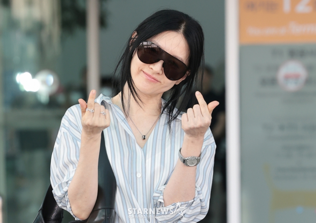 (仁川空港=ニュース1)クォン·ヒョンジン記者=俳優イ·ヨンエが海外日程のために15日午前、仁川国際空港を通じて米国ニューヨークに出国する前に挨拶をしている。 2026.5.15/ニュース1 Copyright © ニュース1. All rights reserved。無断転載及び再配布、AI学習利用禁止。 /写真=(仁川空港=ニュース1)クォン·ヒョンジン記者