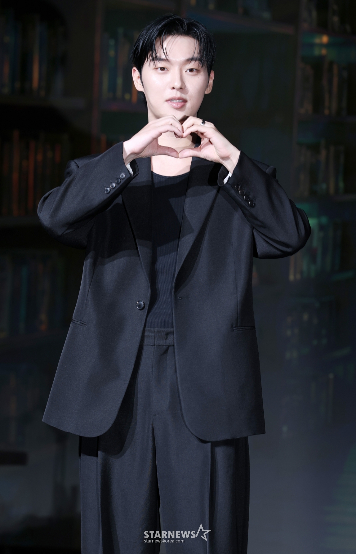최현욱, 어색한 하트 포즈[★포토]