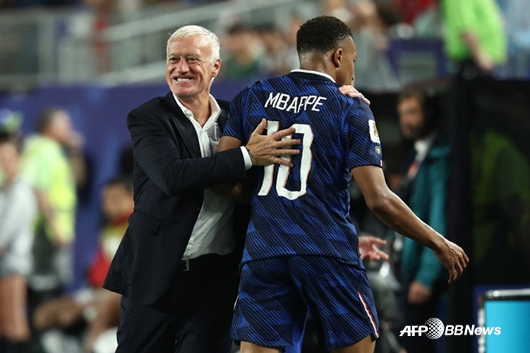 Head coach Didier Deschans (left) and Kylian Mbappé. /AFPBBNews=NEWS1