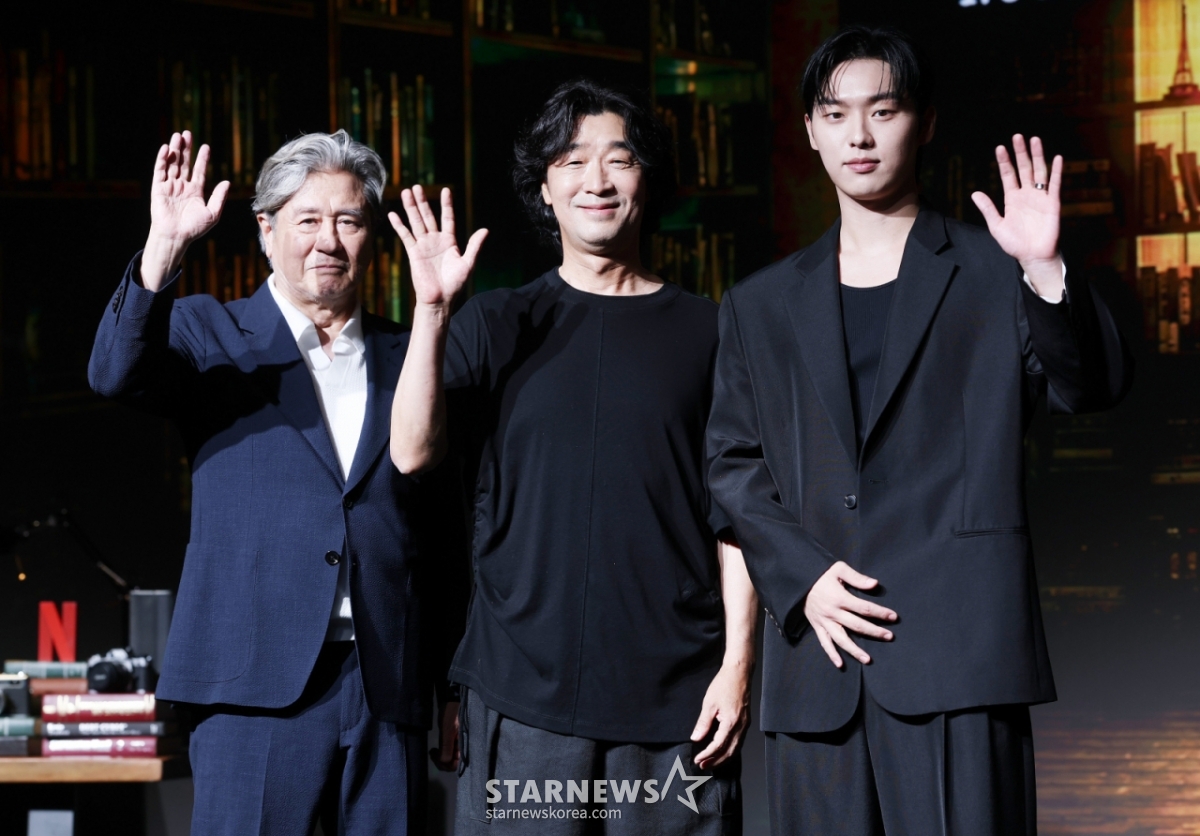 俳優チェ·ミンシク、チェ·ヒョンウク、キム·ギュテ監督が24日、ソウル麻浦区ホテルナルで行われたネットフリックス「最後尾の少年」製作発表会に参加しポーズを取っている。 /2026.06.24 /写真=キム·フィソン hwijpg@