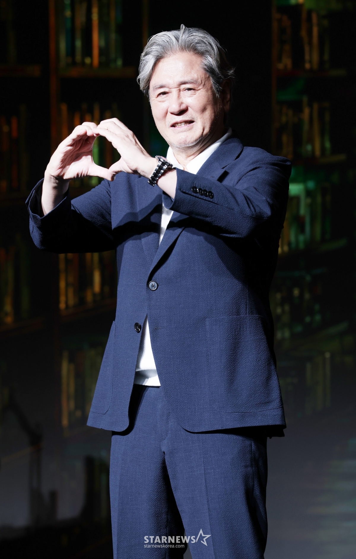 俳優のチェ·ミンシクが24日、ソウル麻浦区ホテルナルで行われたネットフリックス「最後列少年」製作発表会に参加しポーズを取っている。 /2026.06.24 /写真=キム·フィソン hwijpg@