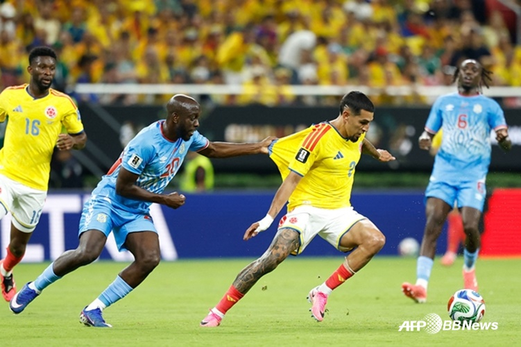 Daniel Munoz (right) competing for the ball. /AFPBBNews=NEWS1
