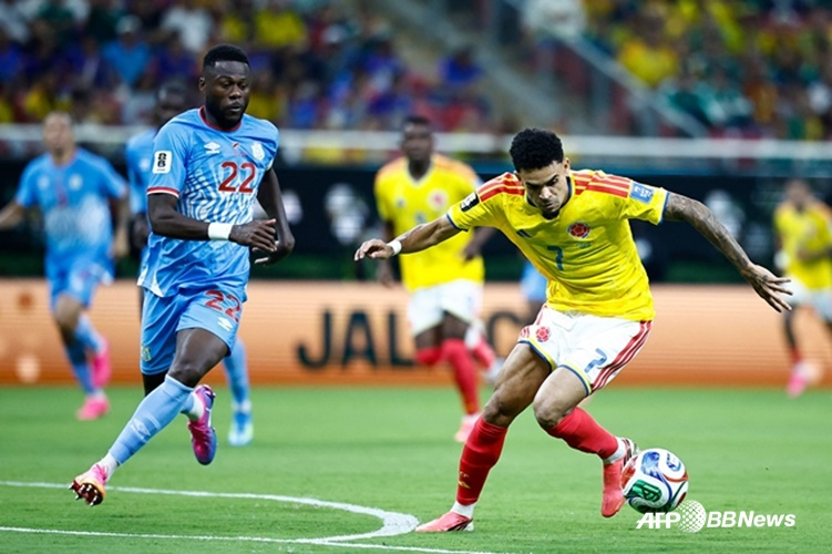 Luis Diaz (right) controlling the ball. /AFPBBNews=NEWS1
