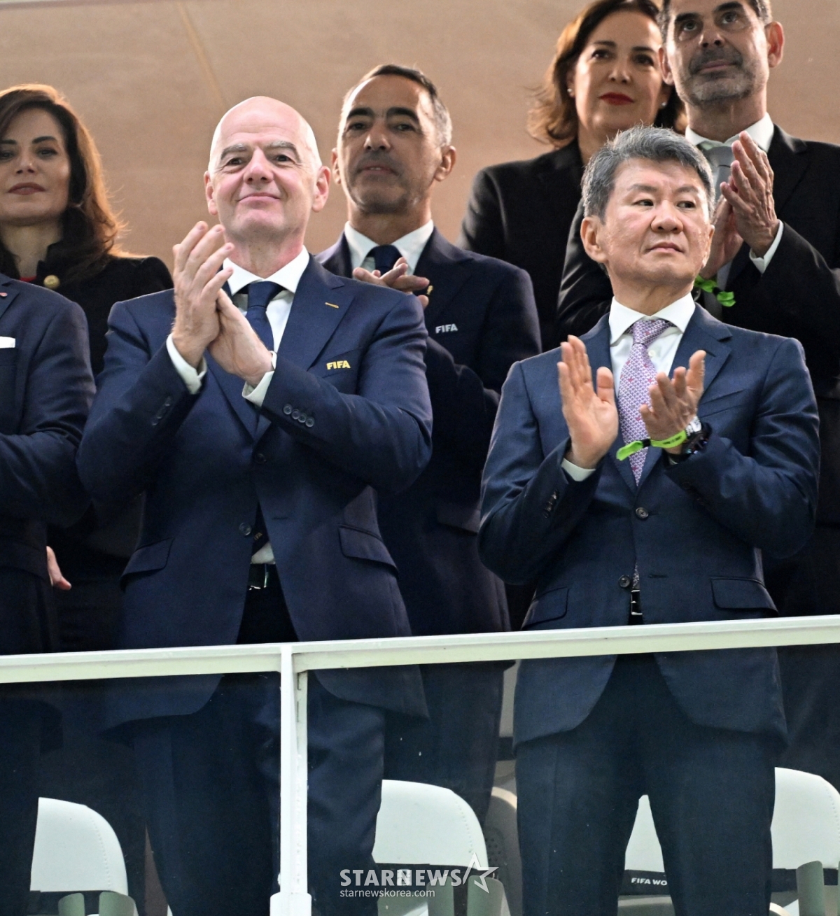 Отборочный матч Корея-Чехия в группе A чемпионата мира по футболу 2026 года между Северной Кореей и Китаем состоялся 12-го числа (по корейскому времени) на стадионе Акрона в Гвадалахаре, Мексика.  Когда игроки входят, председатель Международной федерации футбола Джанни Инфантино и председатель Корейской футбольной ассоциации Чон Монг Гю аплодируют в главном зале. /Фото = Ожидание Ким Чжин Гёна
