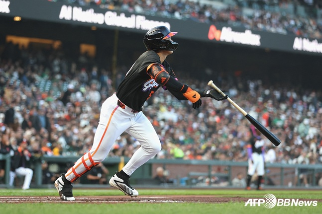 San Francisco Giants' Lee Jung-hoo (right) started at fifth spot and right fielder in the 2026 MLB home game against the Athletics at Oracle Park in San Francisco, California, USA, on the 24th (Korea time), hitting a solo home run in the bottom of the second inning to take the lead. /AFPBBNews=NEWS1
