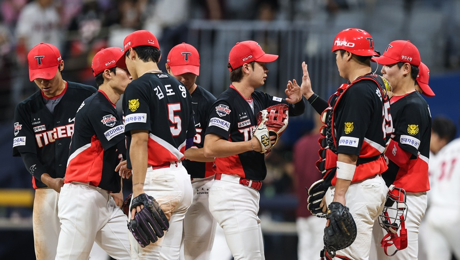 KIA players celebrate with a Haeifa Eve after defeating Kiwoom on the 23rd. /Photo=KIA Tigers