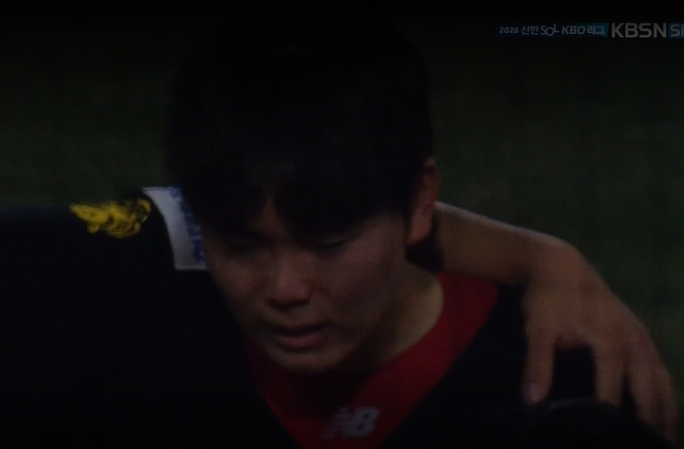 KIA's Sung Young-tak immediately after the comeback loss against KT on the 20th. /Photo=Broadcast screen capture