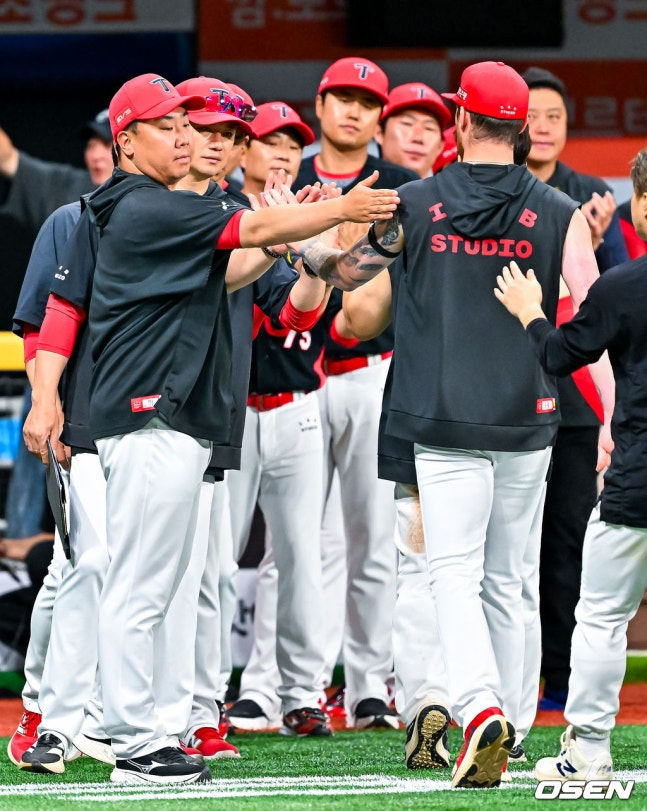 KIA manager Lee Beom-ho (left) pats the shoulder of today's starting pitcher, Ollie, after the victory against Kiwoom on the 23rd. /Photo=OSEN