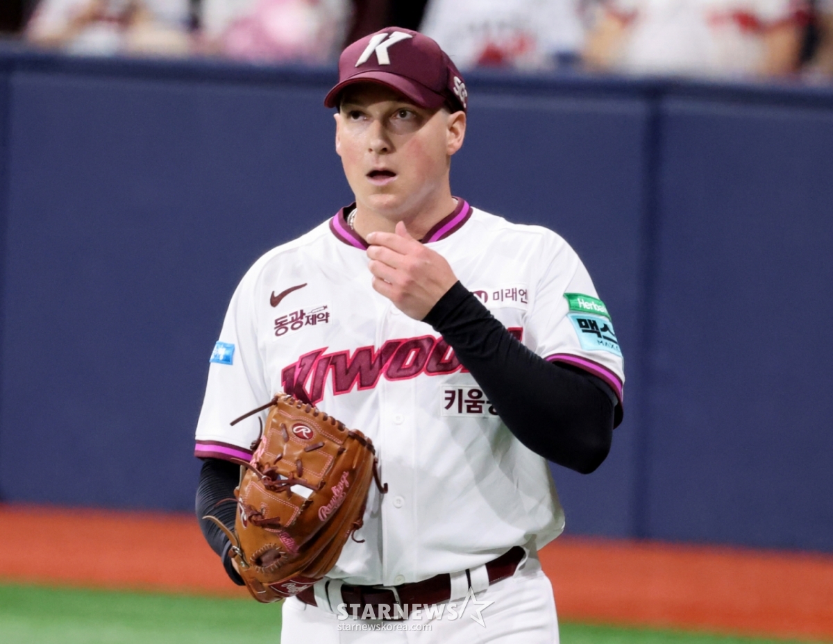 Kiwoom Heroes' Rosenberg makes a disappointed expression after allowing a run in the top of the third inning during the 2026 KBO League match between Kiwoom Heroes and Lotte Giants at Gocheok Sky Dome on the 20th. Rosenberg entered the game in the top of the fourth inning but was removed due to physical discomfort. 2026.06.20. Kiwoom Heroes' Rosenberg makes a disappointed expression after allowing a run in the top of the third inning during the 2026 KBO League match between Kiwoom Heroes and Lotte Giants at Gocheok Sky Dome on the 20th. Rosenberg entered the game in the top of the fourth inning but was removed due to physical discomfort. 2026.06.20. /Photo=Senior reporter Kang Young-jo cameratalks@