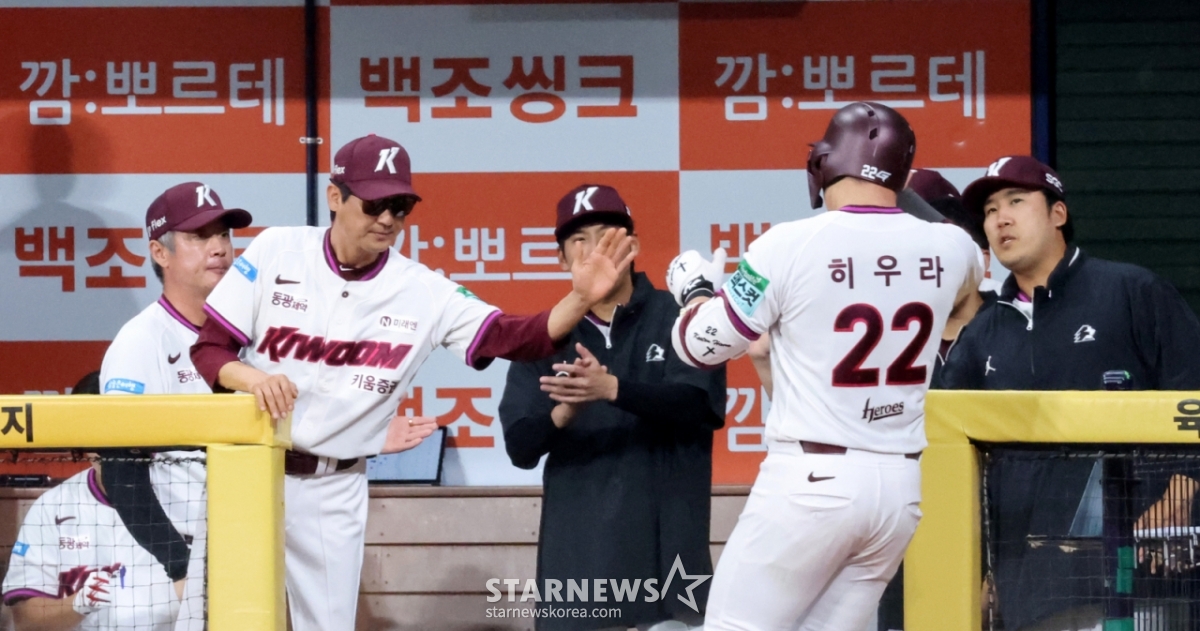 Kiwoom Heroes' fourth batter Hiyura steps up as the leadoff hitter in the bottom of the sixth inning during the 2026 KBO League match between Kiwoom Heroes and Lotte Giants at Gocheok Sky Dome on the 20th, hitting a solo home run to left field against scoreless Na Gyun-an and rounding the bases. Manager Seol Jong-jin congratulates him. 2026.06.20. /Photo=Senior reporter Kang Young-jo cameratalks@