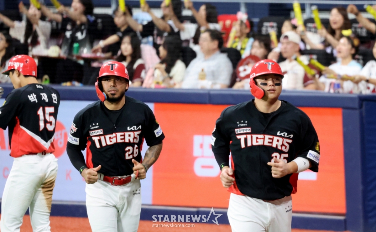 El bateador número 9 de Kia, Park Min, conectó un doble de 2 carreras impulsadas en la parte baja de la sexta entrada, con un out y corredores en primera y tercera base, durante el partido de la 2026 Liga KBO entre Kiwoom Heroes y KIA Tigers, disputado el día 24 en el Gocheok Sky Dome. Han Jun-soo y Castro se dirigen al dugout después de anotar. 2026.06.24. /Foto=Kang Young-jo cameratalks@