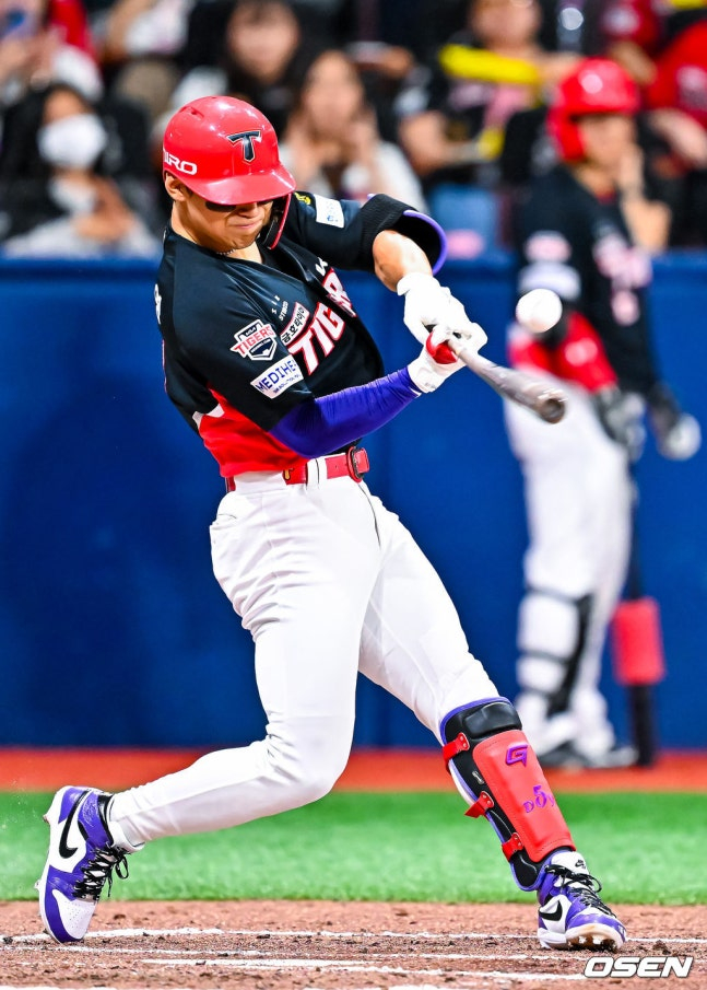 Kim Do-young hit a single against Park Jun-hyun on the 23rd.