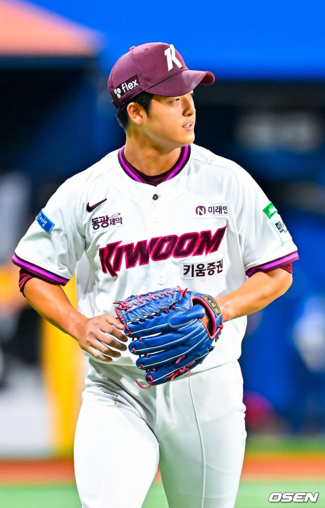 Park Jun-hyun heading to the dugout after the inning ended.