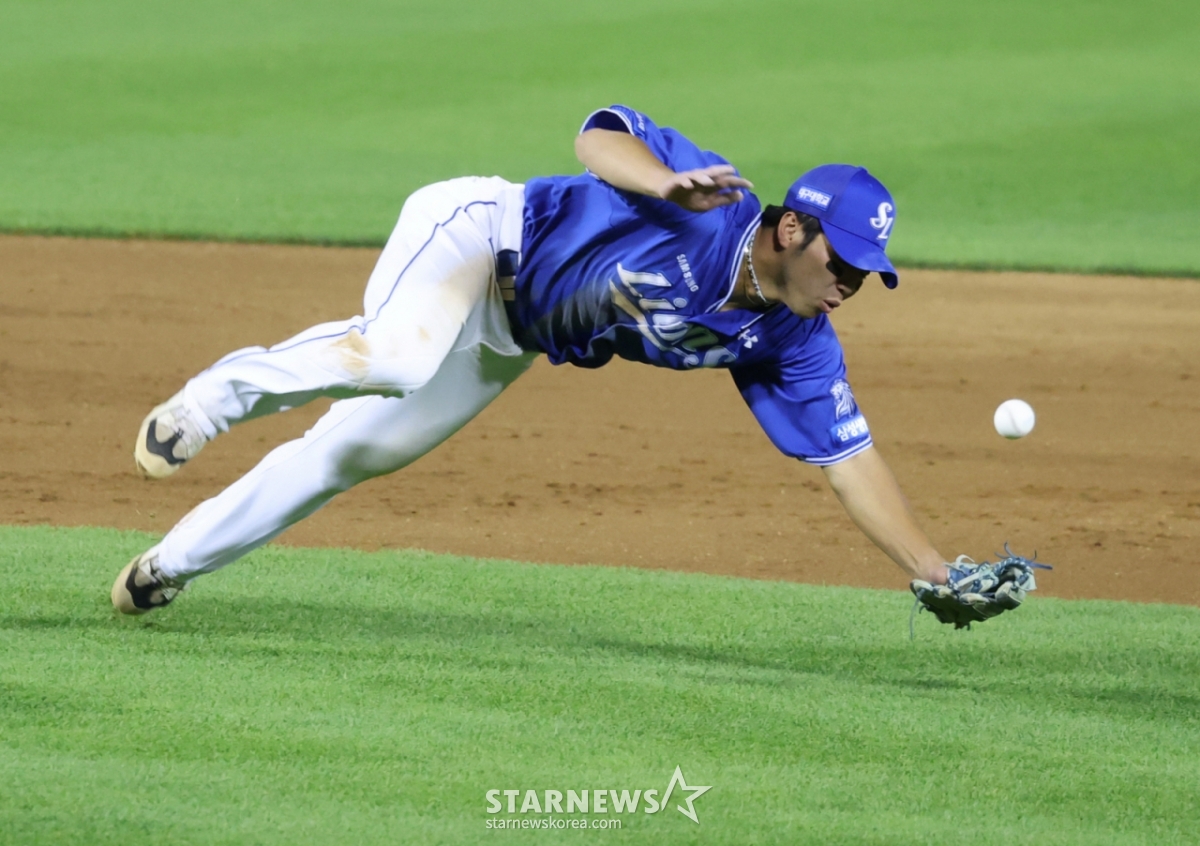 Kim Young-woong, who made a surprise return to the first division, faced a dizzying moment during defensive play in the bottom of the seventh inning of the 2026 KBO League match between LG Twins and Samsung Lions held at Jamsil Stadium on the 23rd. Kim Young-woong fell to the ground while attempting to field an infield grounder hit by LG's Moon Sung-ju and expressed pain. Fortunately, after taking a brief rest, he continued to play. 2026.06.23. /Photo=Senior reporter Kang Young-jo