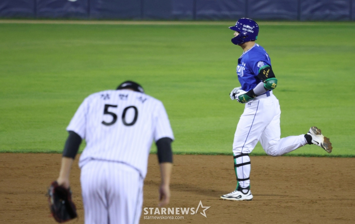 El partido de la Liga KBO Shinhan SOL 2026 entre los LG Twins y los Samsung Lions se celebró el 12 en el estadio de béisbol Jamsil de Seúl. En la parte alta del octavo inning, con dos outs y bases llenas, el jugador de los Samsung, Jeon Byeong-woo, conectó un jonrón con bases llenas contra Jang Hyun-sik de los LG Twins y marcó. /Foto=corresponsal jefe Kim Jin-kyung