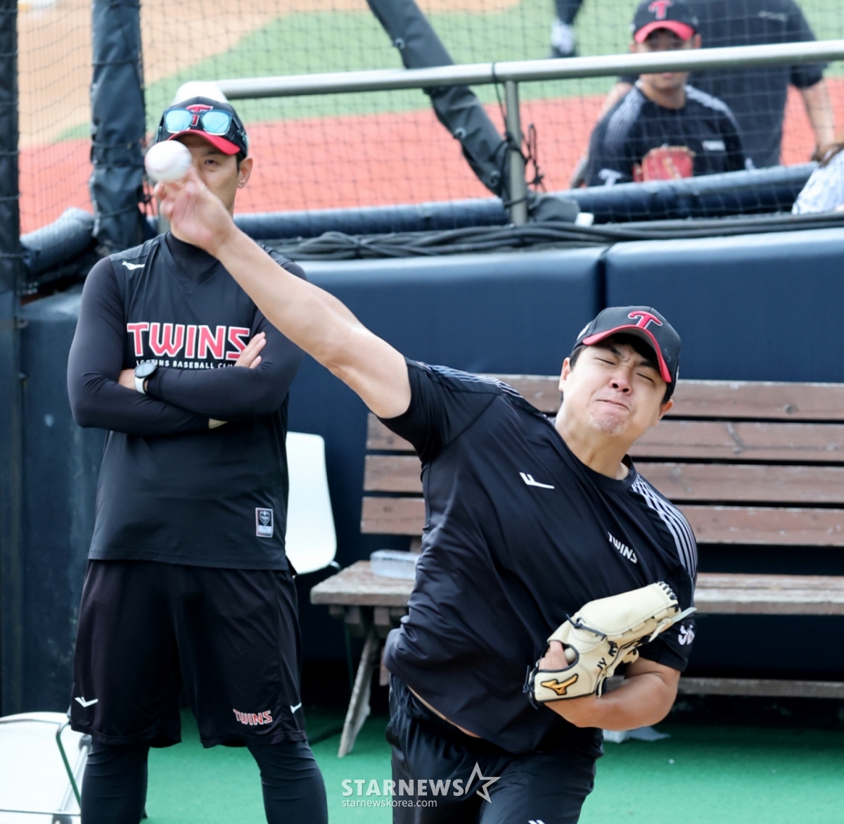 El entrenador de lanzadores de los LG Twins, Kim Kwang-sam, observa los lanzamientos de calentamiento de Jang Hyun-sik en el bullpen antes del partido de la Liga KBO 2026 entre los KT Wiz y los LG Twins, que se celebrará el 4 en el parque Suwon KT Wiz. 2026.06.04. /Foto=reportero sénior Kang Young-jo