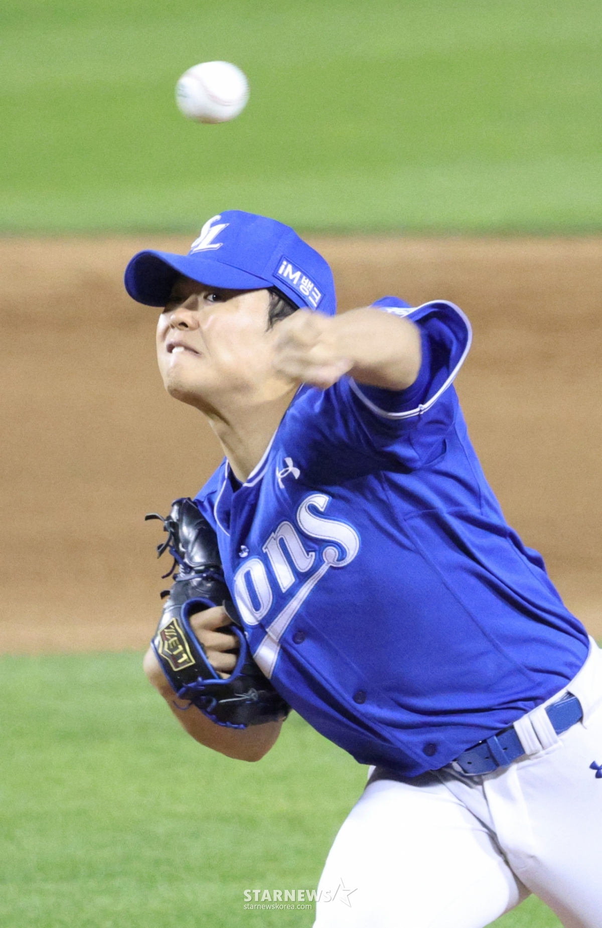 El partido de la Liga KBO Shinhan SOL 2026 entre Doosan Bears y Samsung Lions se celebró el 30 de abril en el estadio de béisbol Jamsil de Seúl. Lee Seung-min de Samsung está lanzando con gran esfuerzo. /Foto=corresponsal jefe Kim Jin-kyung