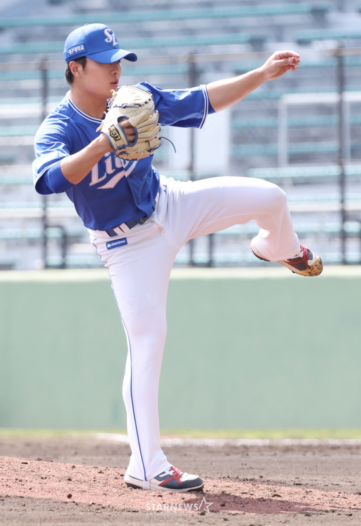 Los Samsung Lions jugaron un partido de práctica contra los Yomiuris el 28 de febrero en el Cellular Stadium de Naha, en la prefectura de Okinawa, Japón. Lee Seung-min de Samsung está lanzando con gran esfuerzo. /Foto=corresponsal jefe Kim Jin-kyung