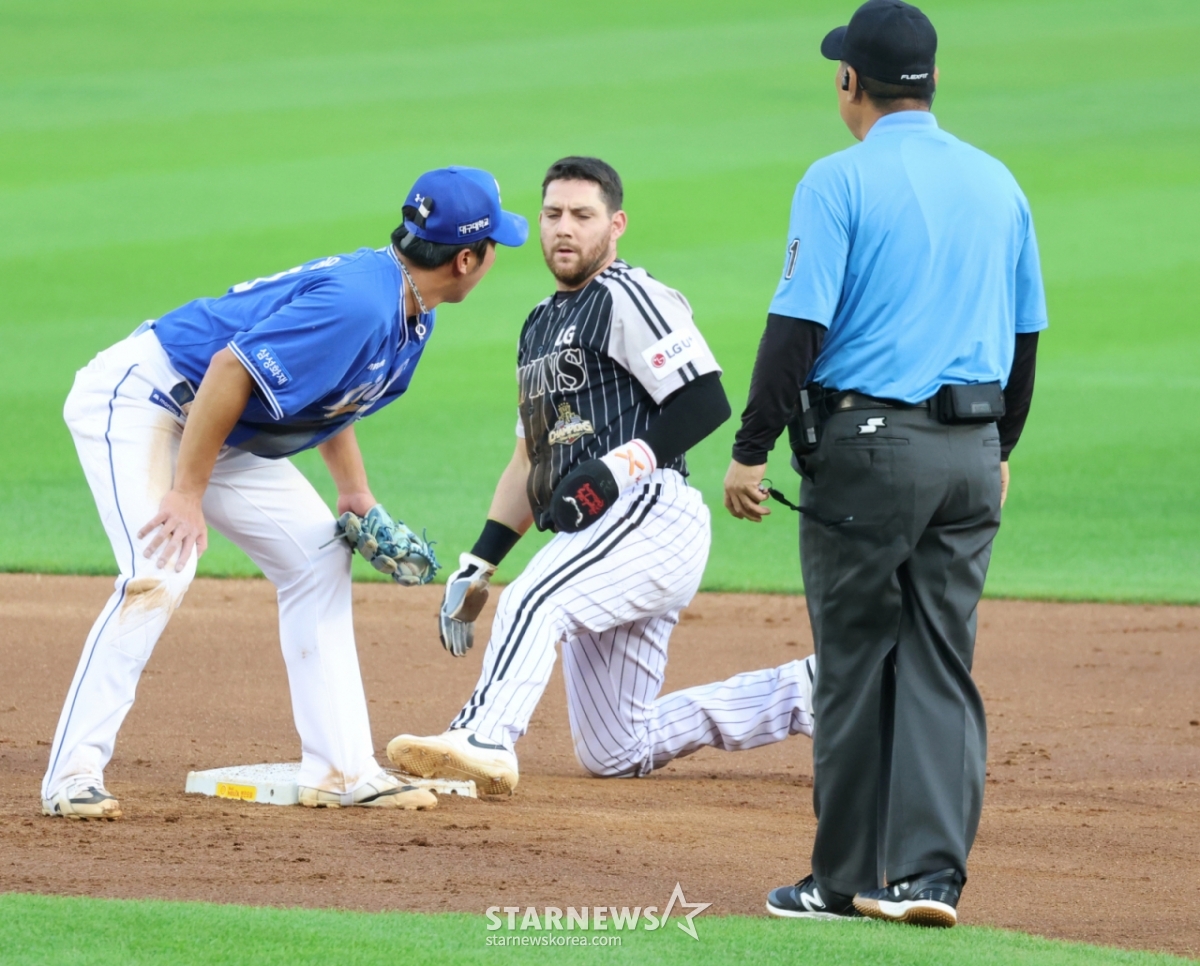 LG's third hitter, Austin, successfully stole second base in the bottom of the third inning of the 2026 KBO League game between LG Twins and Samsung Lions at Jamsil Stadium on the 23rd, with one out and Moon Bo-kyung batting fourth. 2026.06.23. /Photo=Senior reporter Kang Young-jo