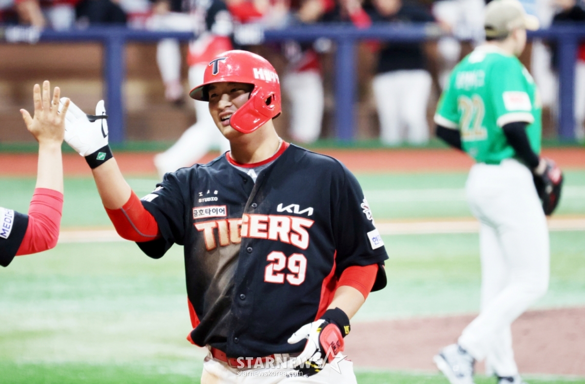 Var Woo-hyeok, bateador número 6 de KIA, logra llegar a base con un roletazo al cuadro interior que provocó un error defensivo en la parte baja de la cuarta entrada con un out y corredores en segunda base, durante el partido entre Kiwoom Heroes y KIA Tigers disputado el 7 de 2025 en el Gocheok Sky Dome. 2025.05.07 /Foto=Kang Young-jo cameratalks@