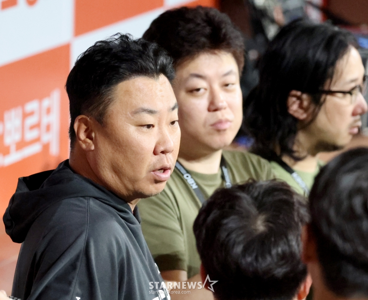 [포토]24일 키움전 앞두고 기자들과 이야기 나누는 이범호 감독