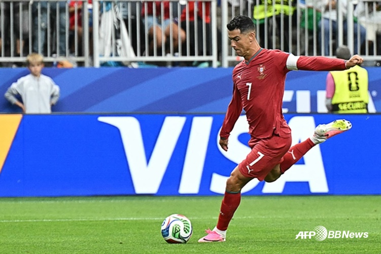 Cristiano Ronaldo en el momento de disparar. /AFPBBNews=NEWS1