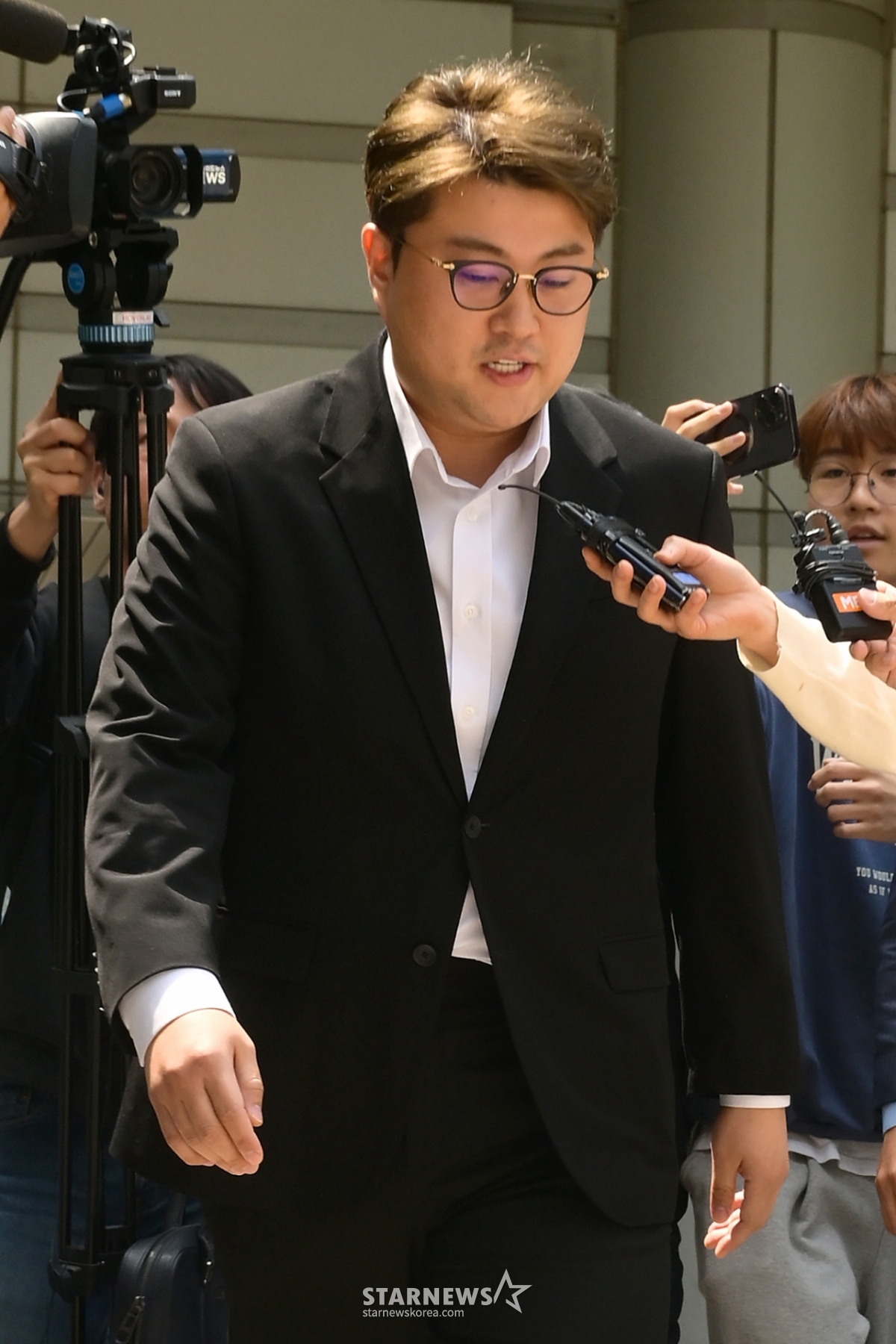 Trot singer Kim Ho-jung, whose arrest warrant was sought on charges of drunk driving and hit-and-run, enters Seoul Central District Court on the morning of the 24th for a substantive review of the warrant. /2024.05.24 /Photo=Lee Dong-hoon