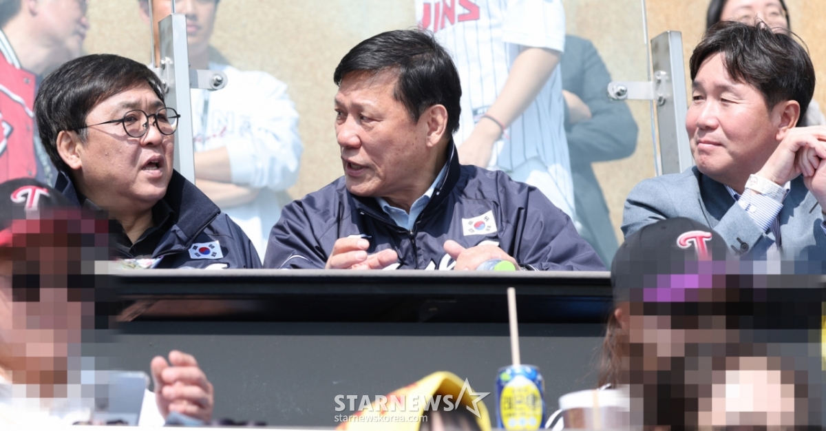 El partido de apertura oficial de la Liga KBO Shinhan SOL Bank 2026 entre LG Twins y KT Wiz se celebró el día 28 en el estadio de béisbol Jamsil de Seúl. El ministro de Cultura, Deportes y Turismo, Choi Hwi-young, visitó el estadio, conversó con el presidente de la KBO, Heo Goo-yeon, y con el entrenador del equipo Ryu Ji-hyeon (CEO), mientras observaba el partido. /Foto=corresponsal jefe Kim Jin-kyung