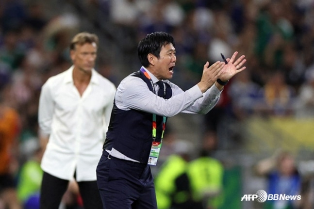 サッカー日本代表の森安肇監督(中央)が21日(韓国時間)、メキシコ·グアダルーペのモンテレイスタジアムで行われたチュニジアと2026国際サッカー連盟(FIFA)北中米W杯1次リーグF組第2戦の途中、選手たちに指示を出している。 /AFPBBNews=ニュース1